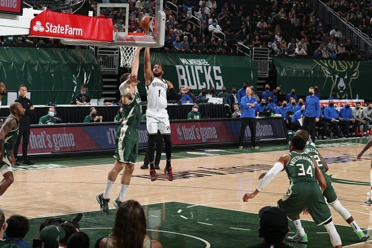  米德尔顿关键球雄鹿加时险胜篮网稳住阵脚